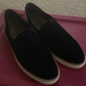 Black suede slip on ugg still look good

Size 7 women uggs adley sneakers